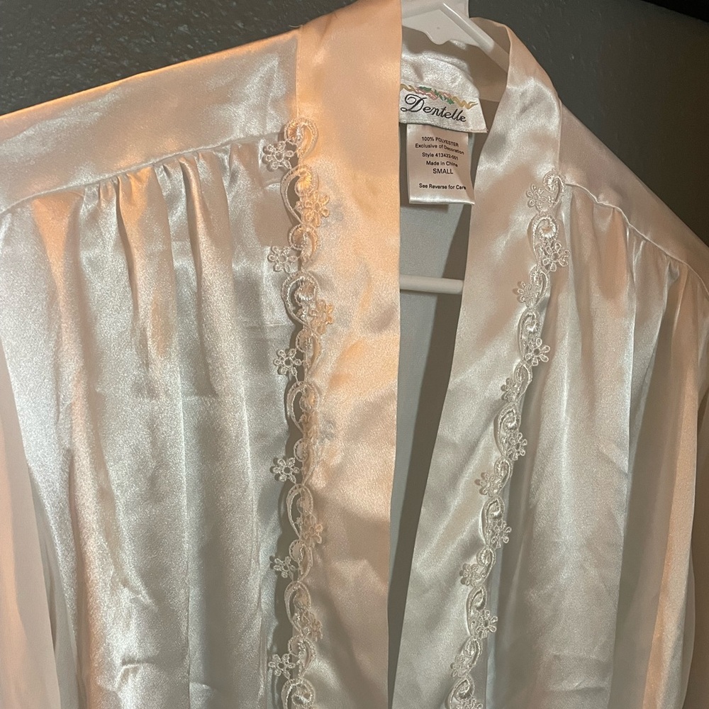 Dentelle Vintage White Satin Robe W/ Lace Accents - image 5